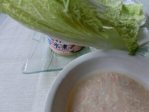 サケの水煮缶と白菜のスープの作り方1